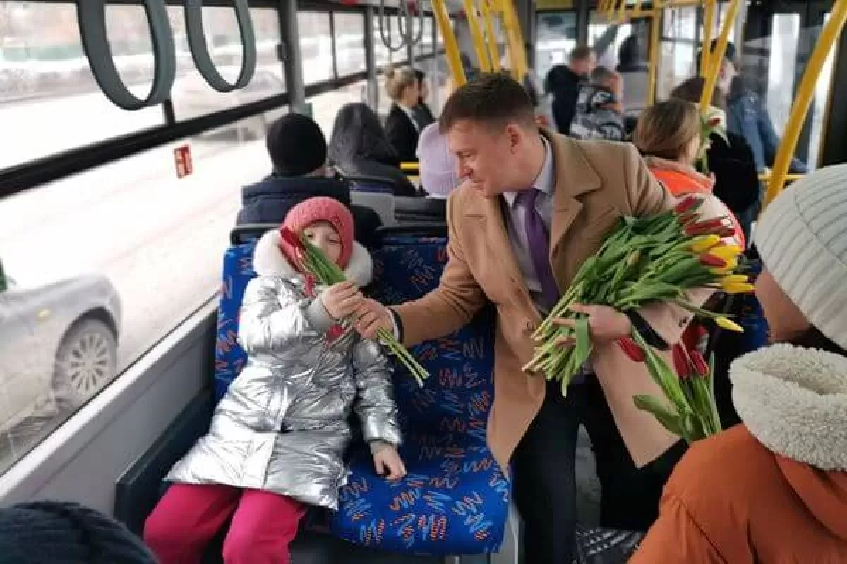 В Самаре 7 и 8 марта пассажиркам автобусов будут дарить букеты тюльпанов