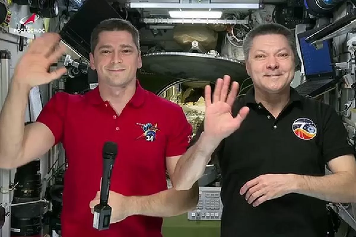 Самарский космонавт Олег Кононенко поздравил женщин с праздником с борта МКС