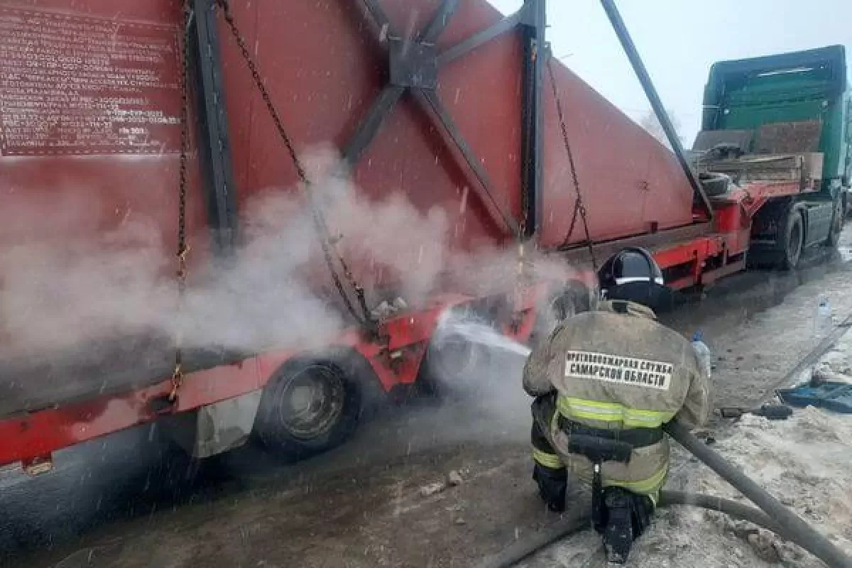На трассе М-5 в Самарской области загорелся грузовик
