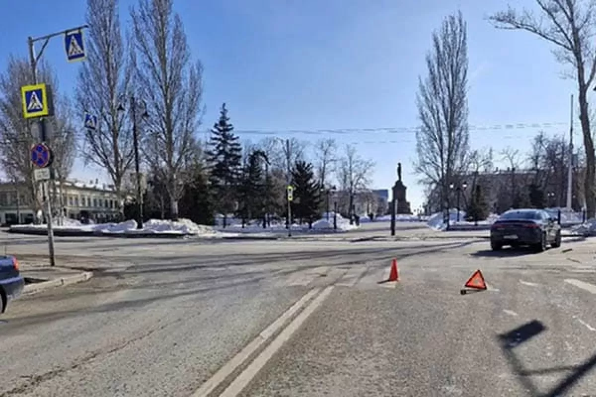 В Самаре водитель автомобиля Mercedes сбил женщину на пешеходном переходе