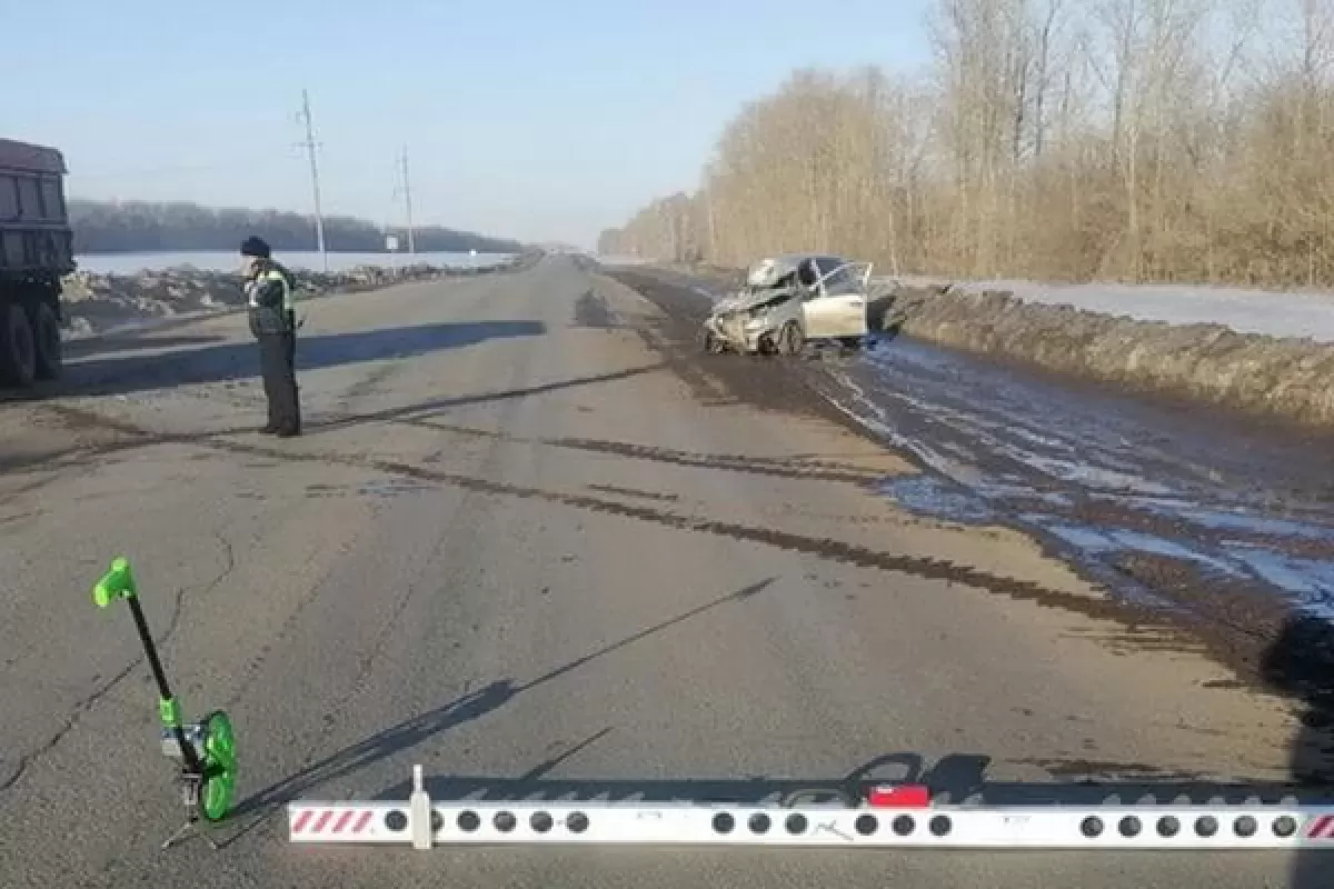 В Самарской области в больницу попал водитель «Калины», столкнувшейся с грузовиком