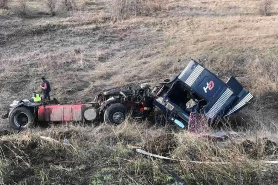 В Самарской области в результате аварии один грузовик вылетел с трассы, второй-врезался в ограждение