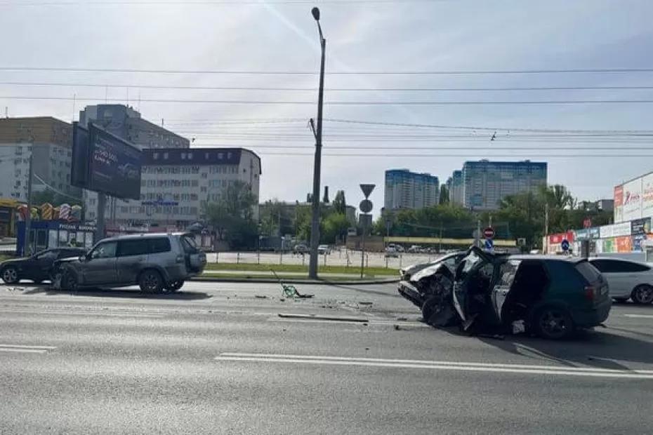 В Самаре в лобовом столкновении двух легковушек тяжело пострадал водитель одной из них