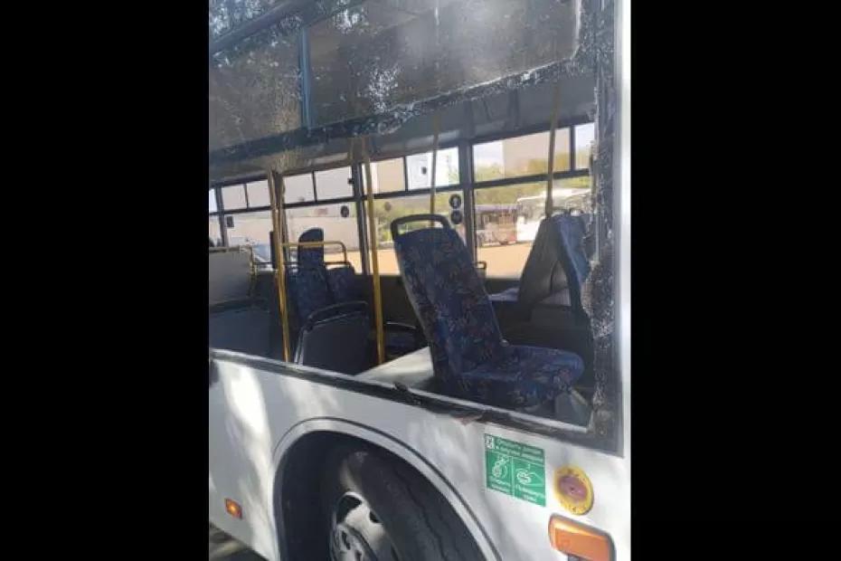 В Самаре подростки на самокатах разбили стекло автобуса, подъез­жавшего к остановке