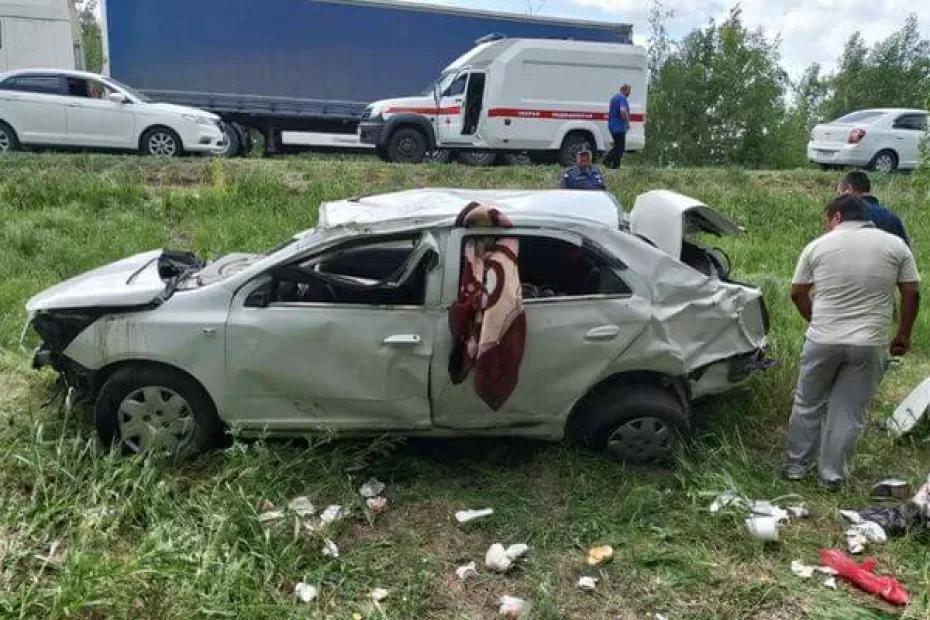 Двое взрослых и двое детей пострадали при опроки­ды­вании автомобиля на трассе в Самарской области