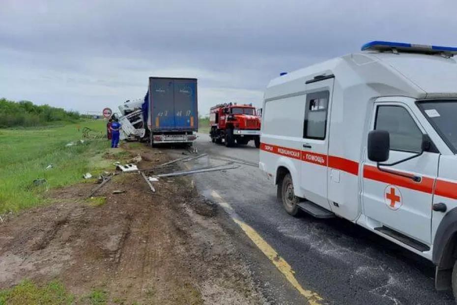 Один человек погиб, трое пострадали в столк­но­вении двух грузо­виков и легко­вушки на трассе в Самарской области