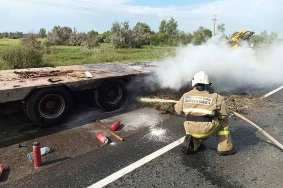 На трассе М5 в Самарской области у трала, перево­зящего тракторы, загорелись колеса