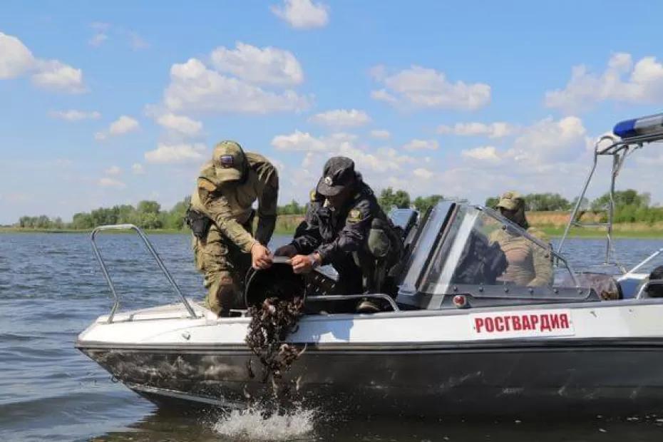 В Самарской области омоновцы выпустили на волю 4 тысячи раков