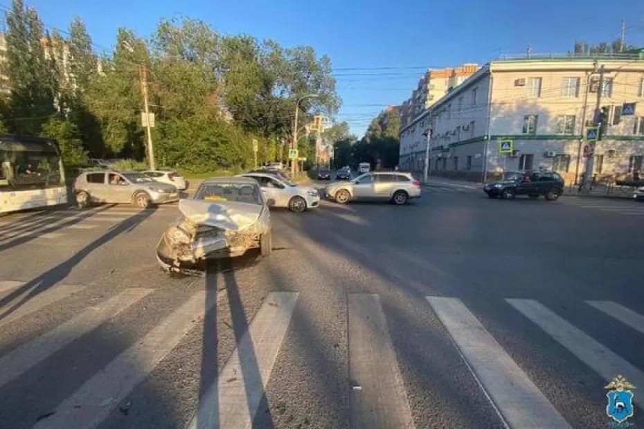 В Самаре столкнулись «Опель» и «Калина», водитель малолитражки попал в больницу