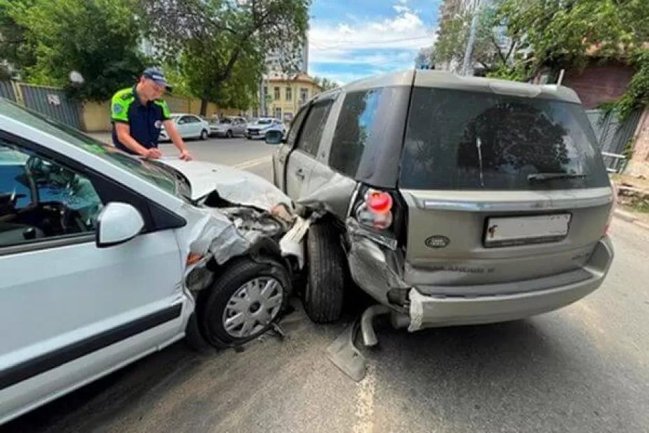 В Самаре пенсионер на «Форде» врезался в «Лэнд Ровер» и попал в больницу