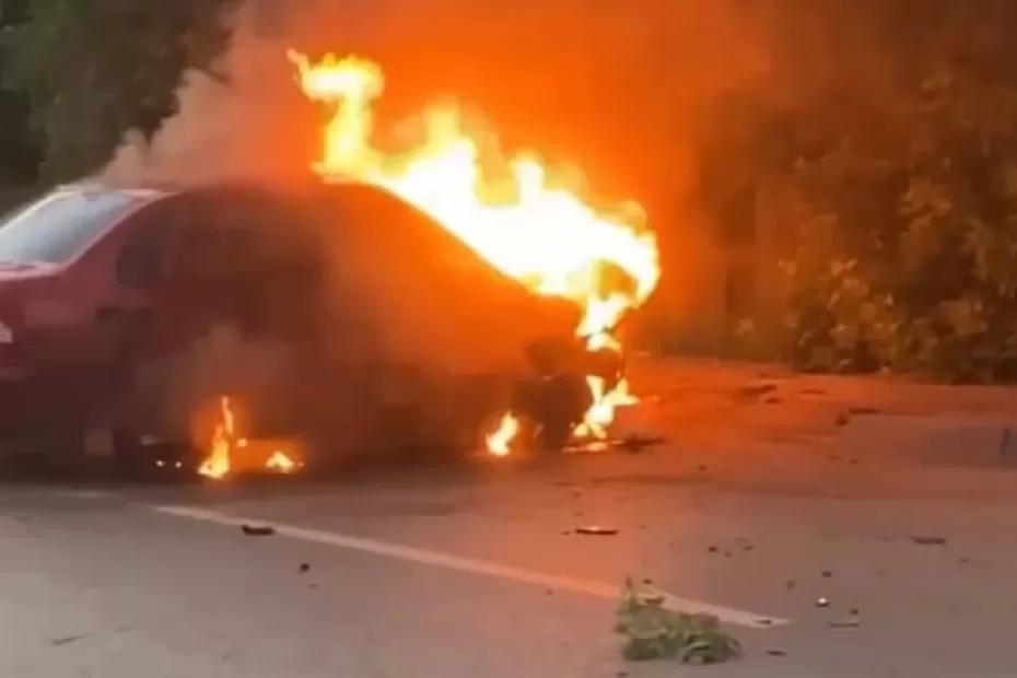 В Самаре вазовская легковушка врезалась в дерево и загорелась