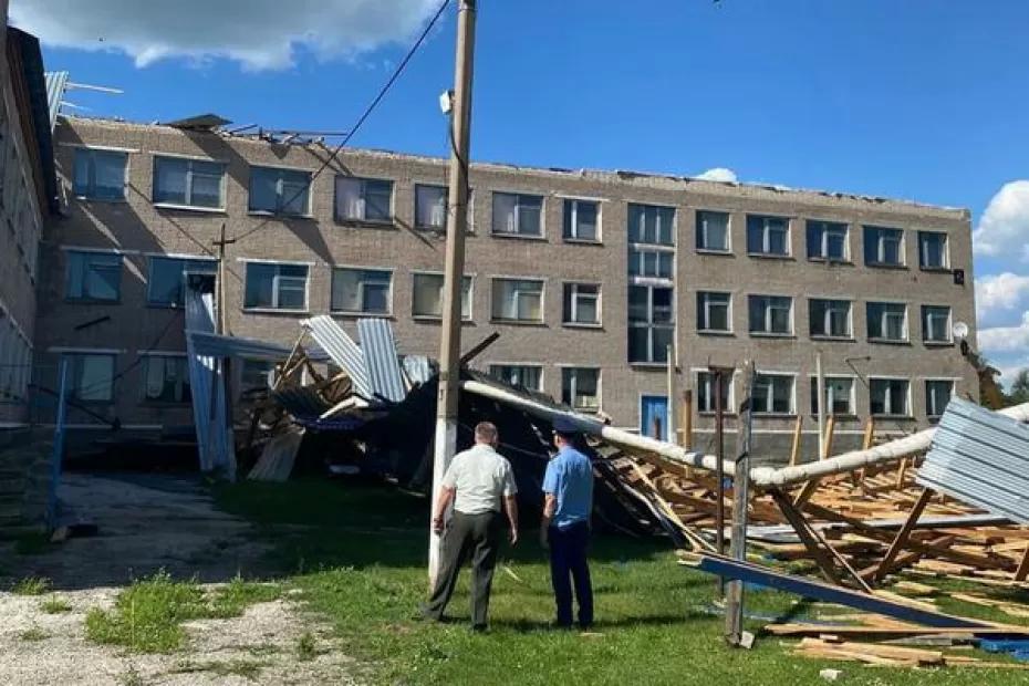 В Самарской области ураган повредил здание школы и спорткомплекса