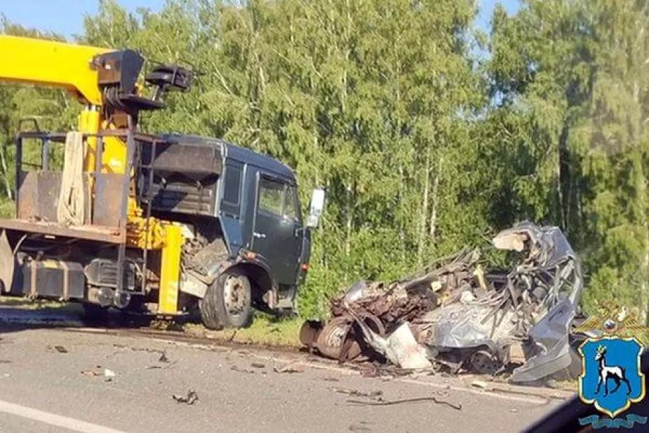 Водитель легковушки погиб в столкновении с грузовиком на трассе в Самарской области