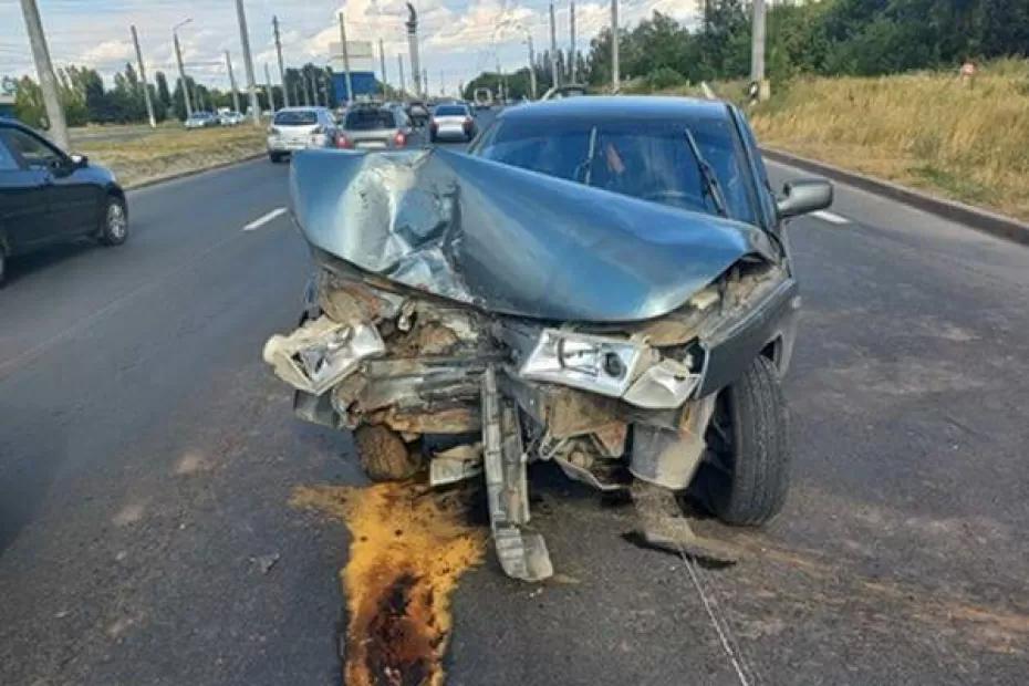 В Тольятти легковушка влетела в столб, водитель попал в больницу