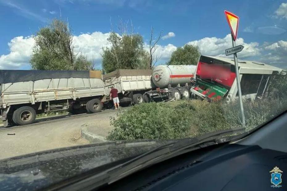 В Самаре столкнулись два грузовика пассажирский автобус