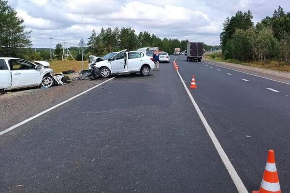 Два человека погибли утром 26 июля в столкновении трех автомобилей в Самарской области