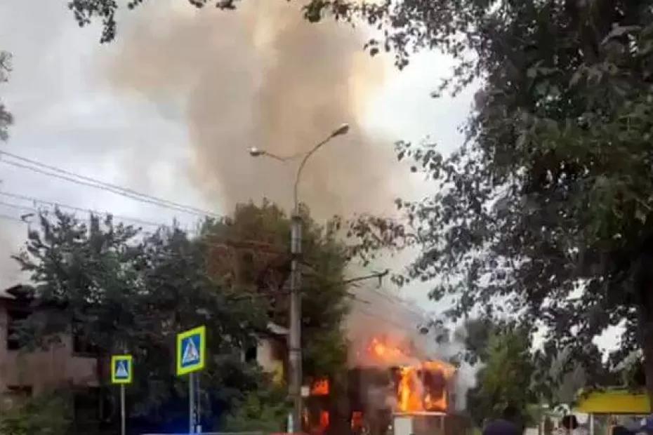 В Самаре утром в понедельник сгорели два аварийных дома