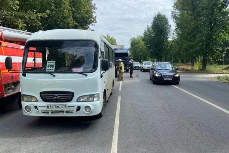 В Самаре 3 человека пострадали в столкновении автобуса и двух грузовиков