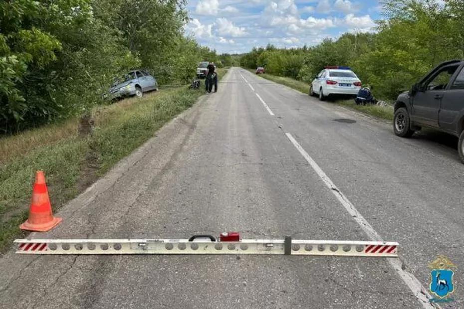 В Самарской области «десятка» вылетела с трассы и опрокинулась, пострадал подросток