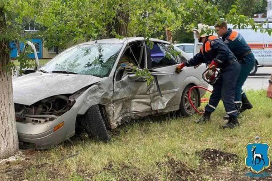 В Самарской области «Форд» ударился о «Гранту» и отлетел в дерево