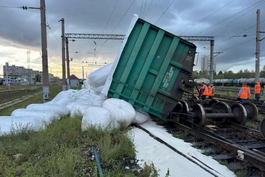 В Тольятти опрокинулись 3 вагона с азотным удобрением