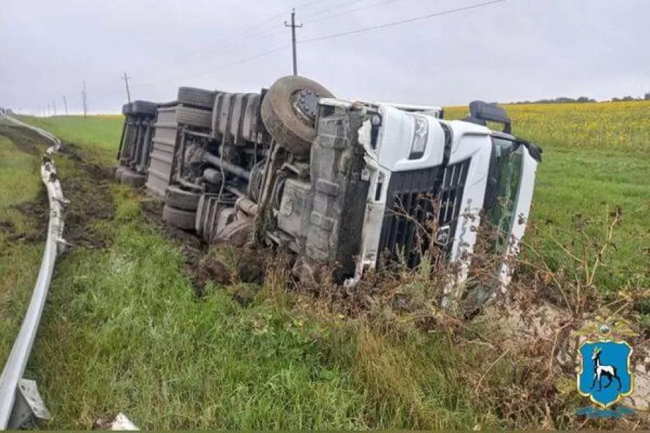 Трое детей пострадали в столкновении легковушки и грузовика на трассе М5 в Самарской области