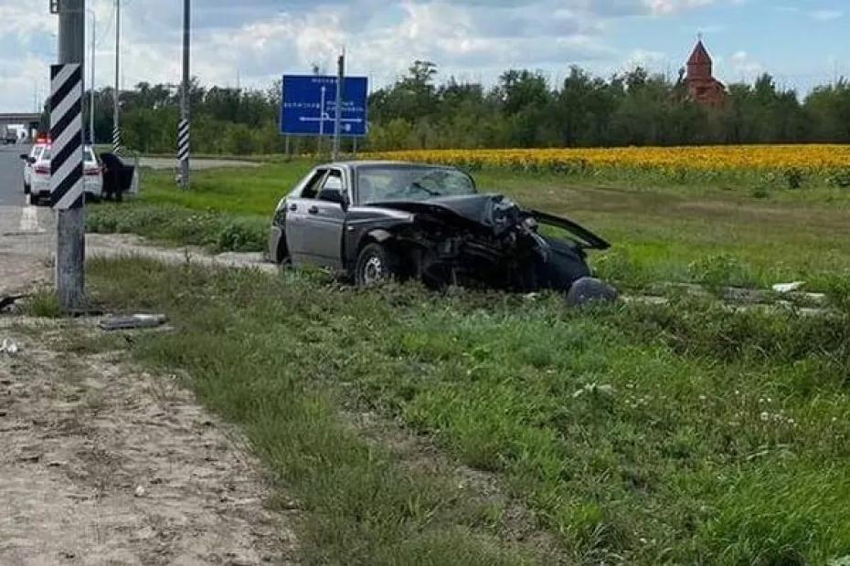 В Самарской области на трассе М 5 «Приора» вылетела с дороги и врезалась в столб