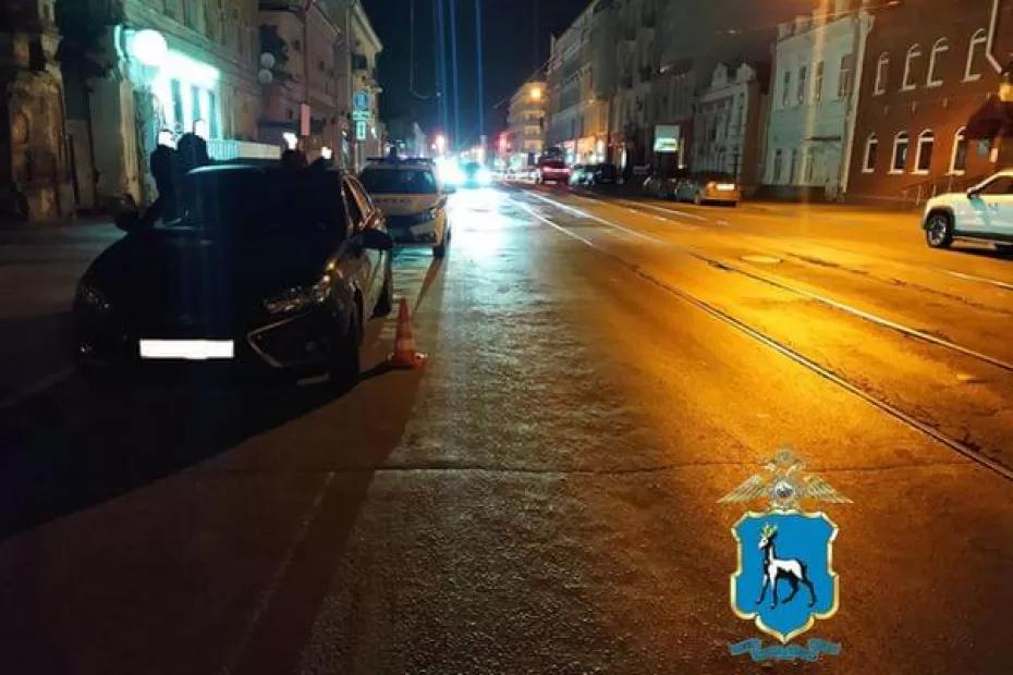 В Самаре девушка на мотоцикле врезалась в стоящий автомобиль и попала в больницу