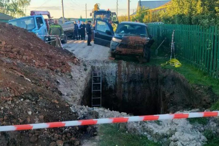 Погиб водитель внедорожника, упавшего в яму в селе Самарской области