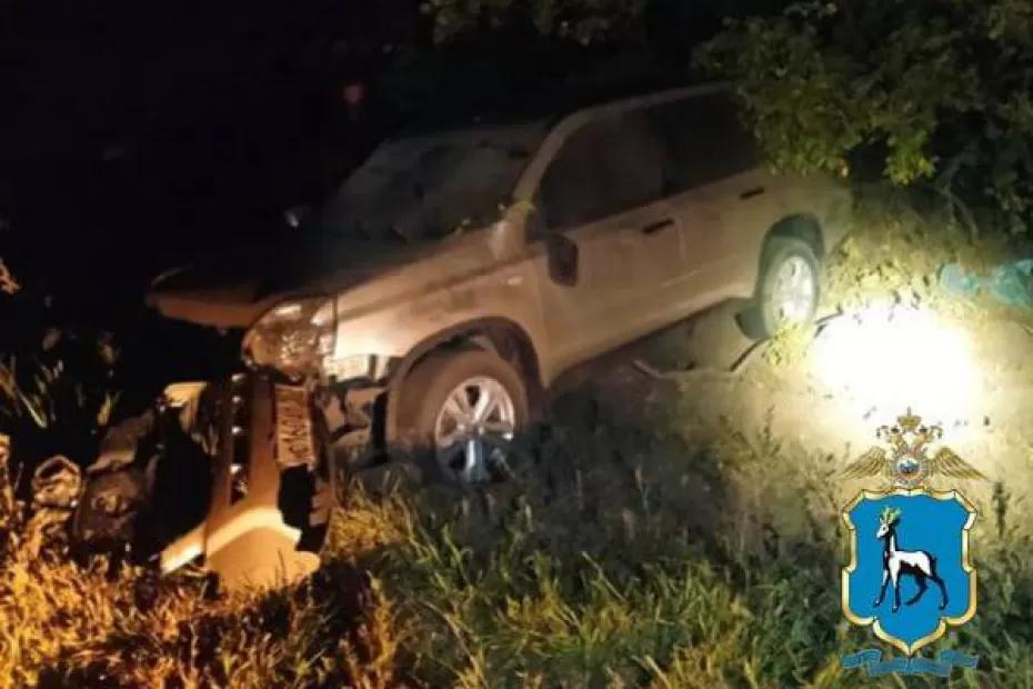 В Самаре девушка на внедорожнике опрокинулась в кювете