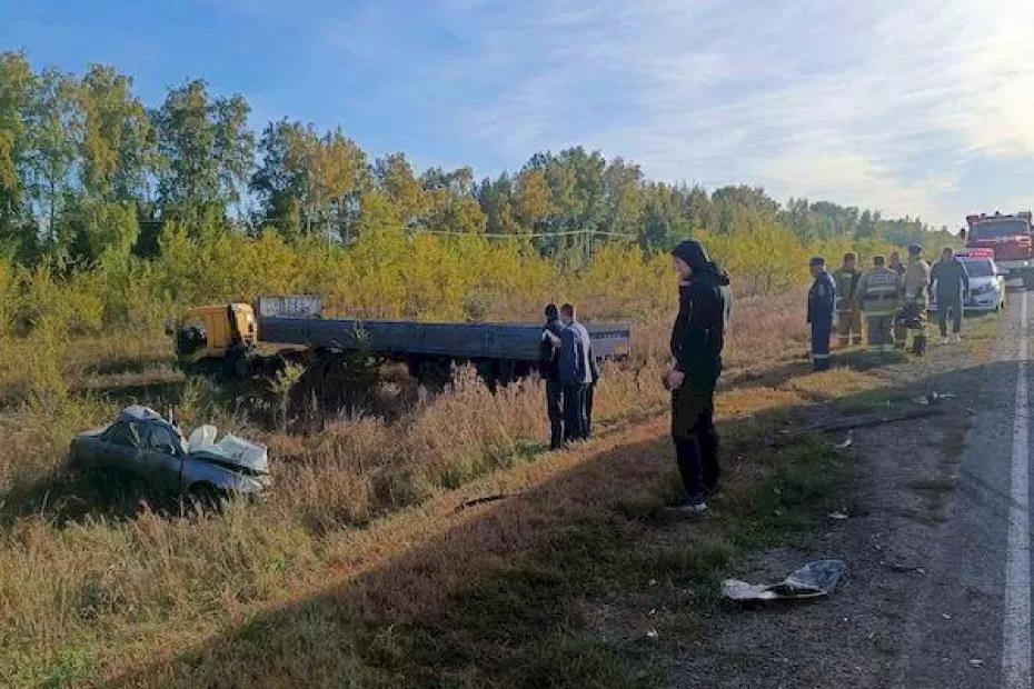 Водитель легковушки погиб в столкновении трех автомобилей в Самарской области