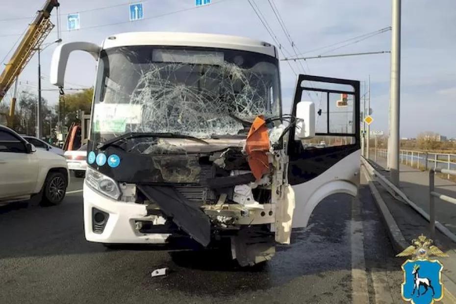 В Самаре КАМАЗ врезался в пассажирский автобус, пострадала женщина