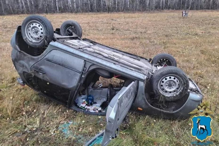 На трассе М-5 в Самарской области «Калина» съехала в кювет