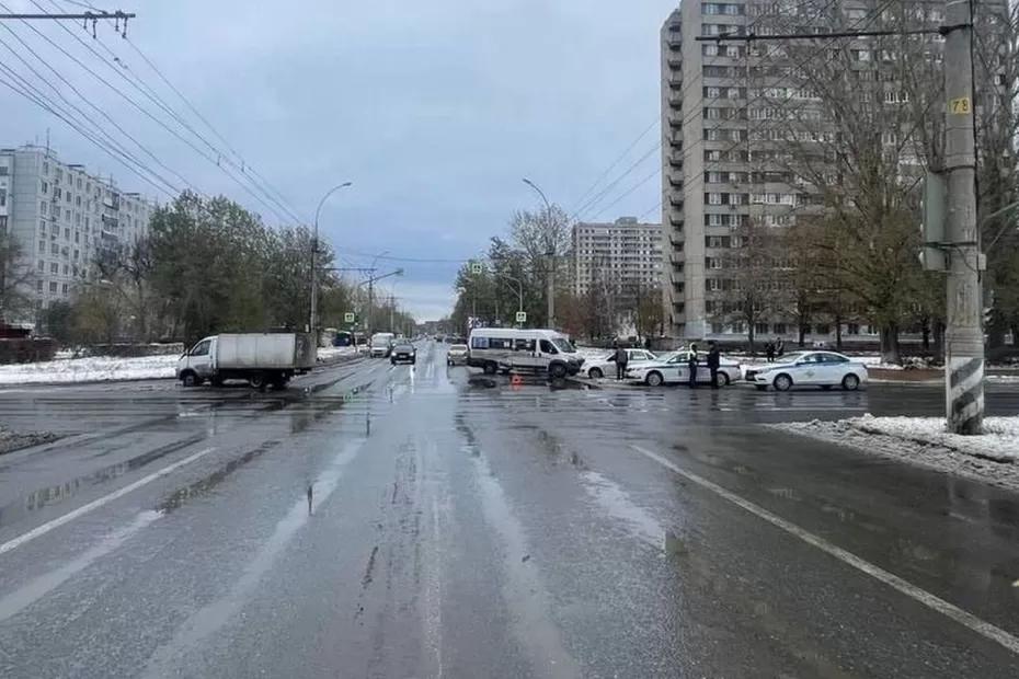 В Тольятти пострадала пассажирка маршрутки, в которую врезалась легковушка - появились подробности