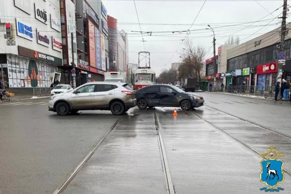 В Самаре водитель «Киа» попала в больницу после столкновения с кроссовером «Ниссан»