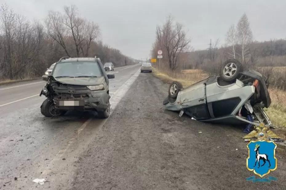 Под Самарой внедорожник опрокинул вазовскую легковушку: что произошло