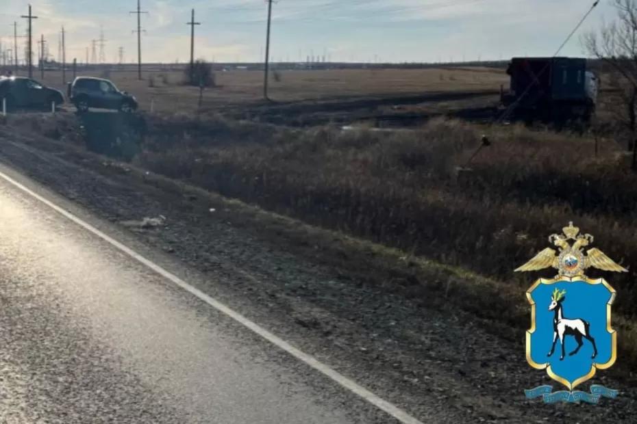 В Самарской области легковушка опрокинула грузовик, пострадали два человека: что известно на данный момент