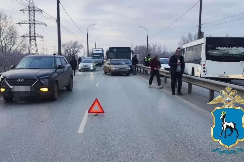 В Самаре автобус врезался в легковушку, которую отбросило на 4 другие автомобиля: что произошло