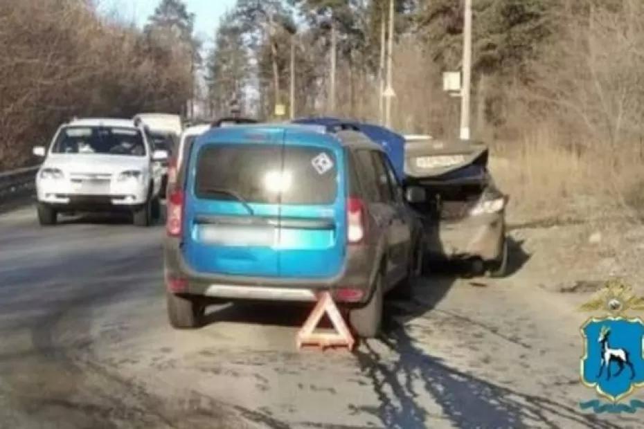 Три человека пострадали при столкновении двух легковушек в Самарской области: что произошло