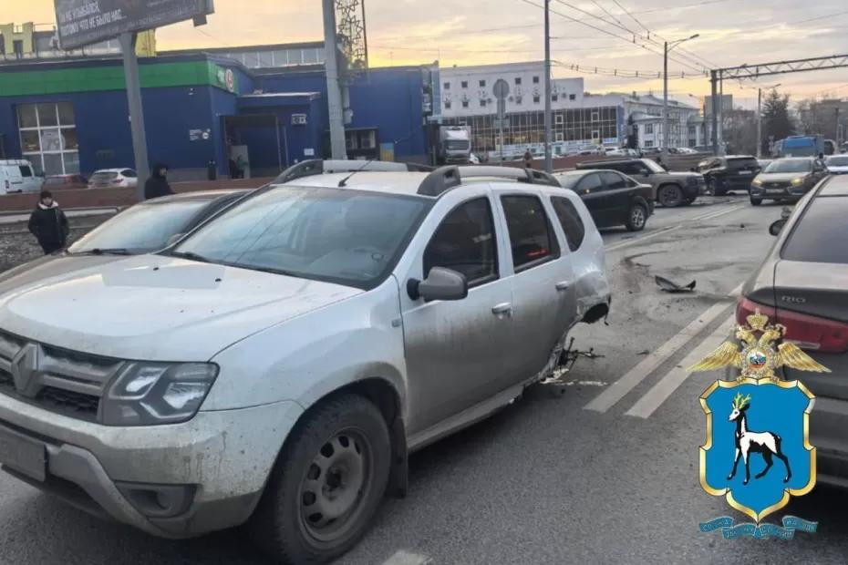 В Самаре водитель БМВ устроил ДТП с 5 автомобилями и оставил кроссовер «Рено» без колеса