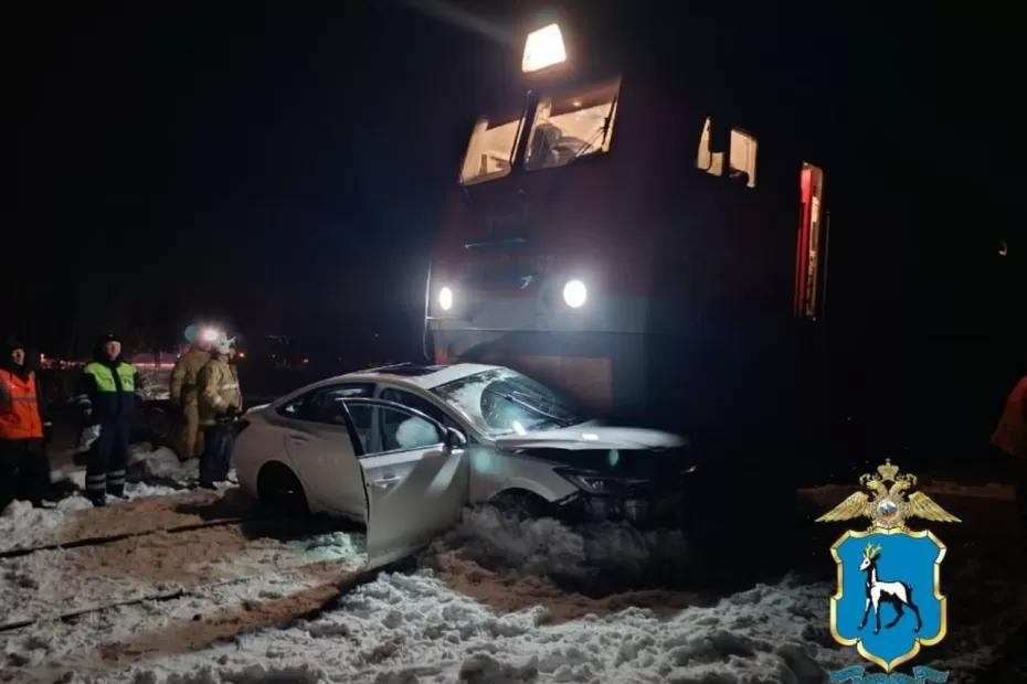 Женщина на легковушке врезалась в поезд в Самарской области: что известно на данный момент