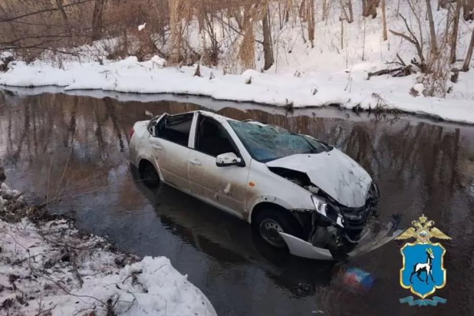 В Самарской области автомобиль упал в реку, водитель погиб