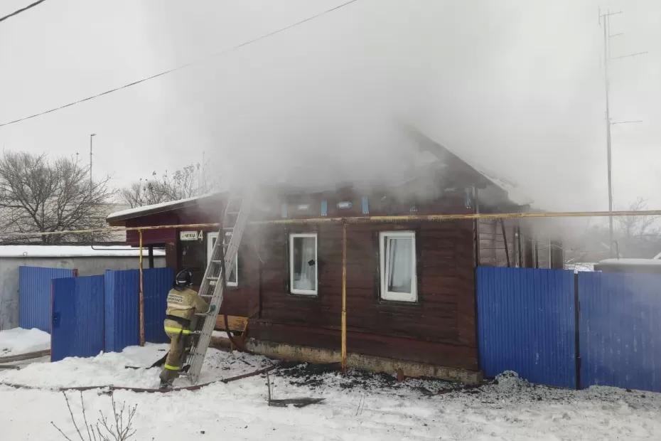 При пожаре в частном доме в Самарской области спасли парализованную женщину: что произошло