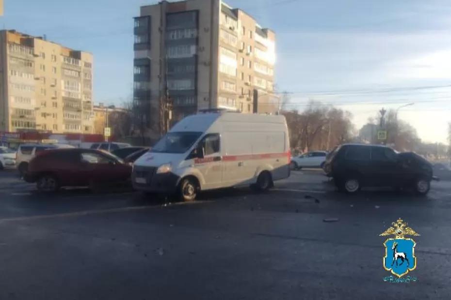 В Самаре водителю «Нивы», который на перекрестке не пропустил «Форд», потребовалась медпомощь: что известно на данный момент