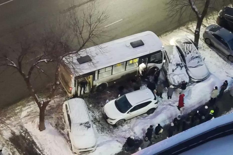 В Самаре автобус врезался в 4 припаркованных автомобиля - появились подробности