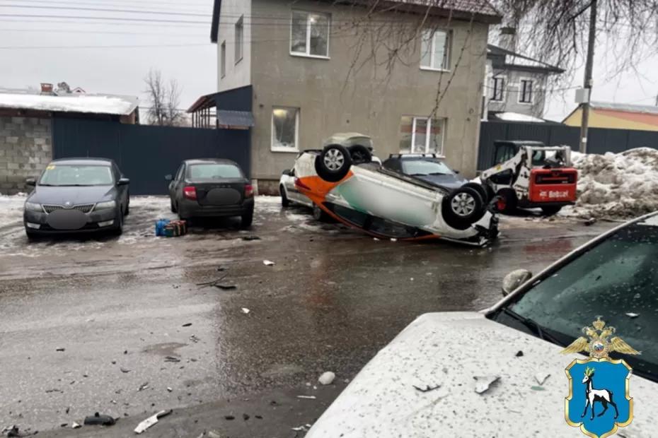 В Самаре Hyundai Solaris врезался в три припаркованных автомобиля: что известно на данный момент