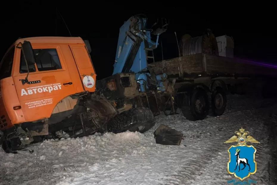 Два человека погибли, два пострадали в столкновении легковушки с КАМАЗом на трассе Р-241 в Самарской области