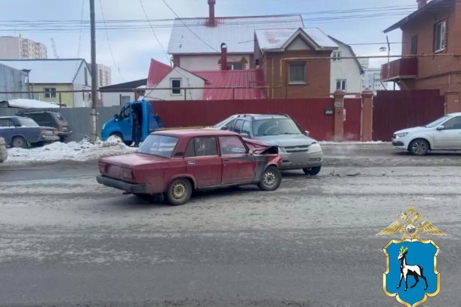 В Самаре 2 человека пострадали в столкновении «Шеви Нивы» и вазовской «пятерки» - появились подробности