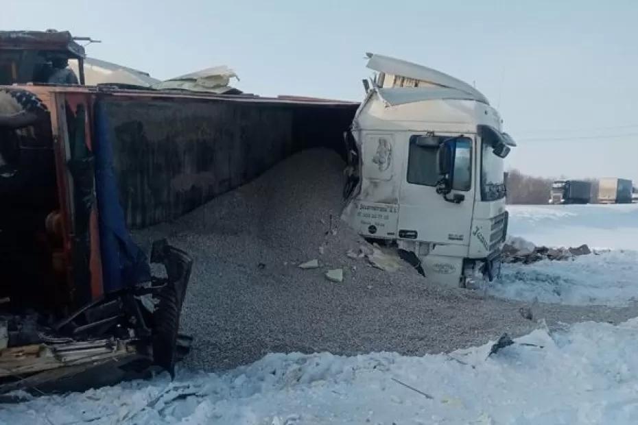 Грузовики с соком и щебенкой столкнулись на трассе М-5 в Самарской области