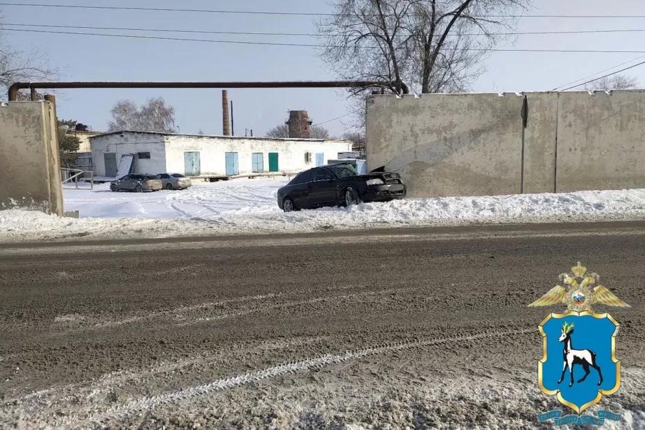 В Самаре «Ауди» влетела в бетонную стену - последние новости